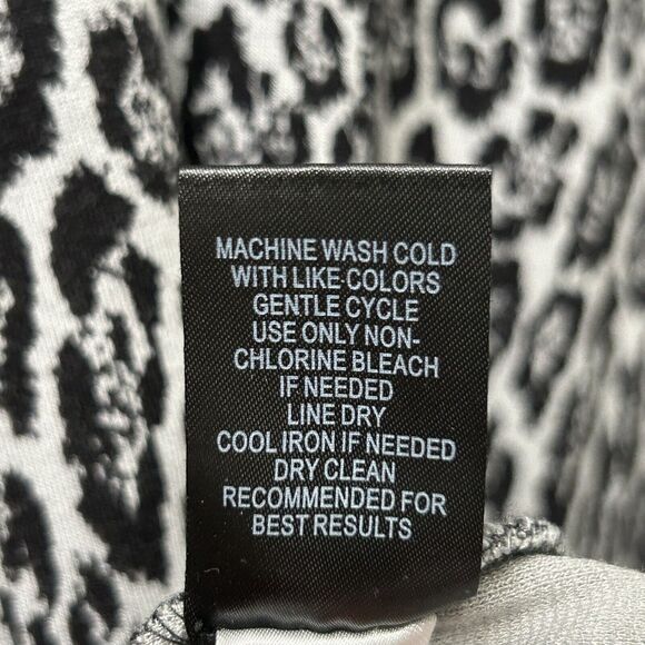 Torrid Top Women 3 3X Gray Black Pull On Short Sleeve Leopard Tee Shirt Blouse - Picture 11 of 12